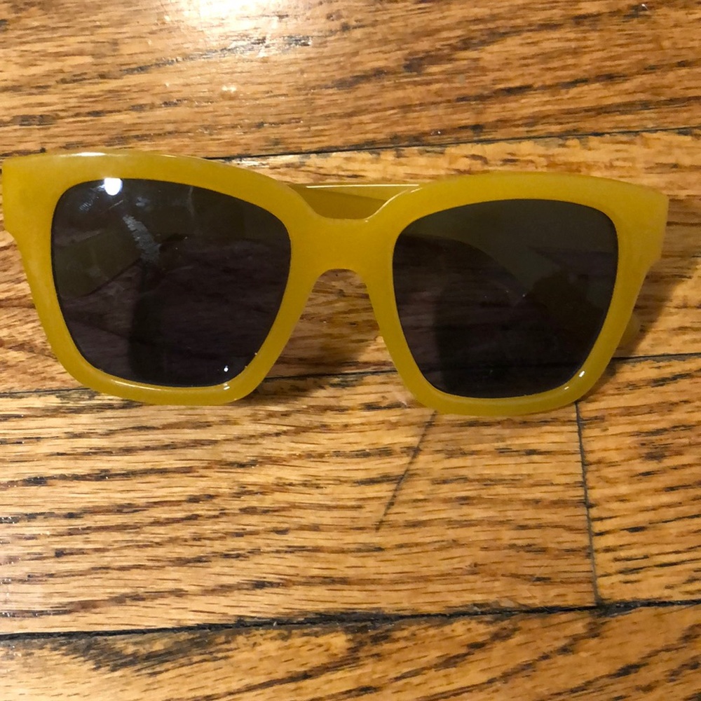 Pale yellow fashion sunglasses